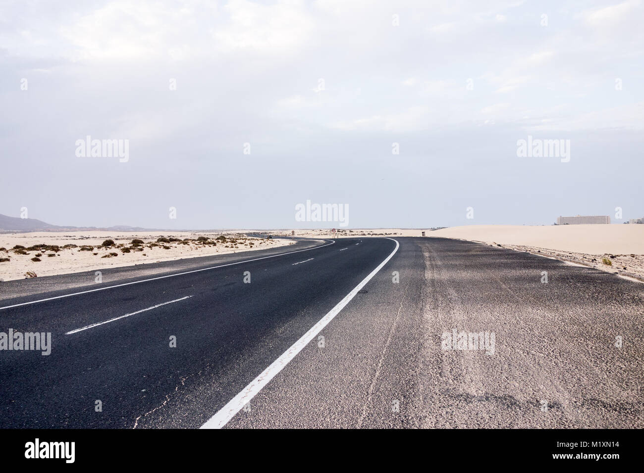 Corralejo, Fuerteventura . 7 Nov 2017. La lunga strada FV-1a viaggia attraverso una popolare destinazione turistica, Dune di Corralejo. Foto Stock