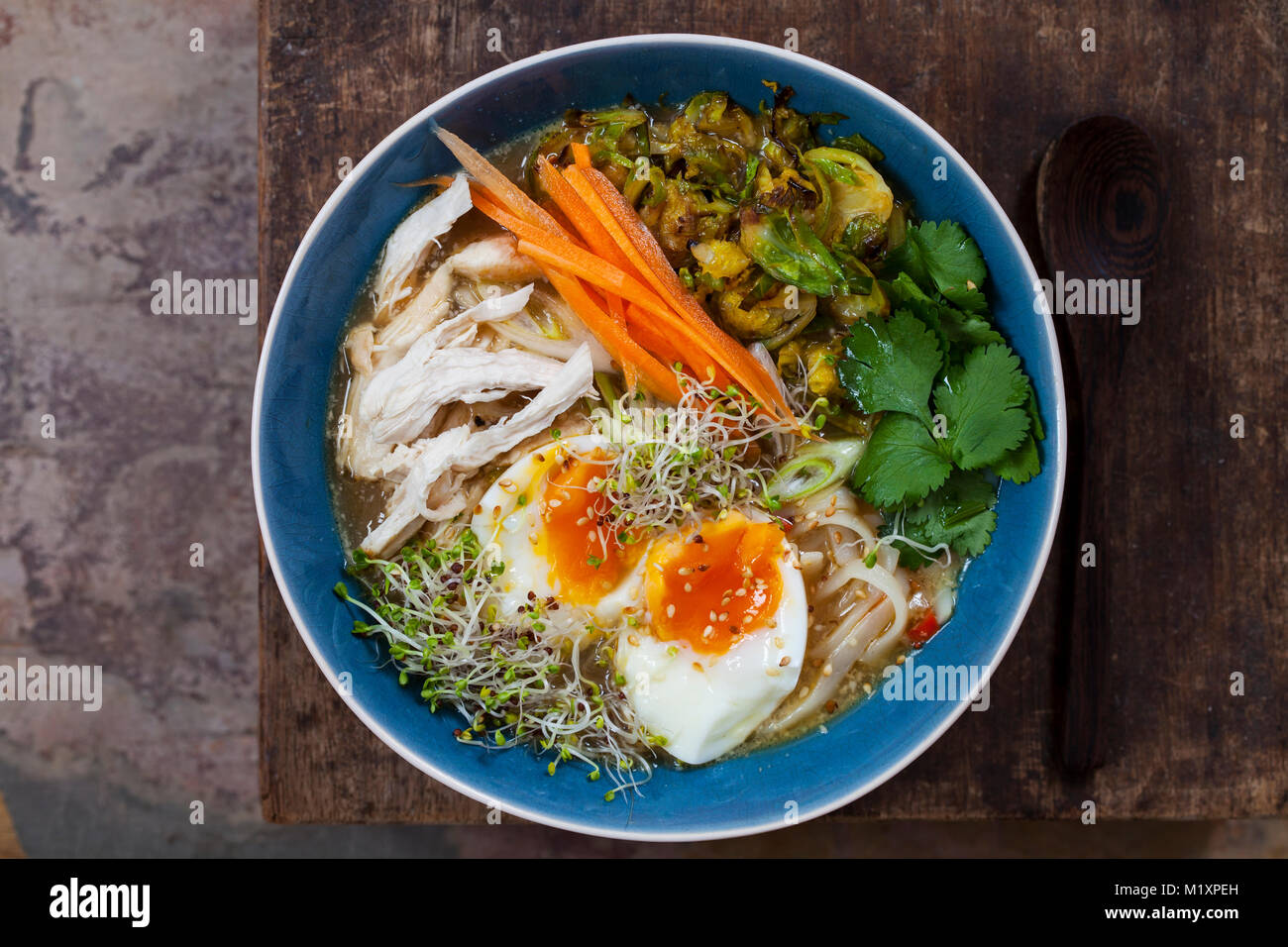 Ramen con uovo di pollo fritto e i cavoletti di Bruxelles Foto Stock