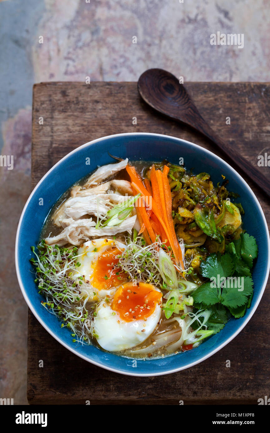 Ramen con uovo di pollo fritto e i cavoletti di Bruxelles Foto Stock