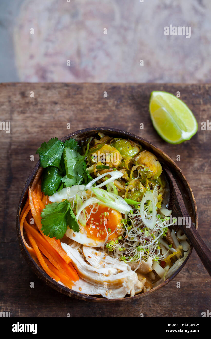 Ramen con uovo di pollo fritto e i cavoletti di Bruxelles Foto Stock