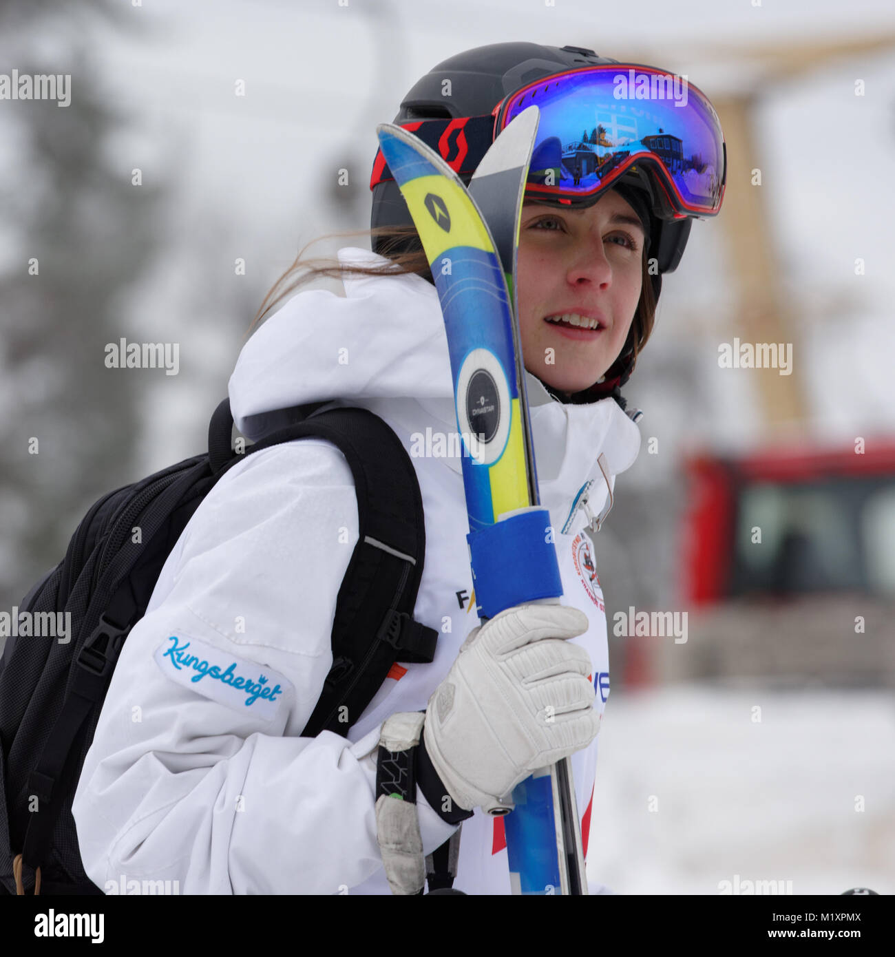 Ozero Krasnoe, regione di Leningrado, Russia - 1 Febbraio 2018: Frida Lundblad della Svezia con gli sci dopo la doppia mogul competizioni durante il Freestyle Europa C Foto Stock