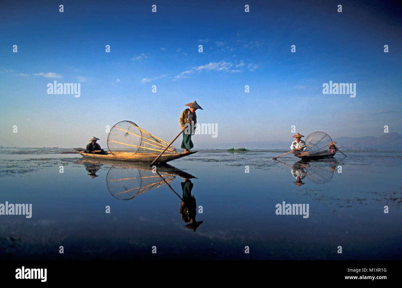 Myanmar (Birmania). Lago Inle. I pescatori di Intha-tribù pesca nel modo tradizionale. Foto Stock