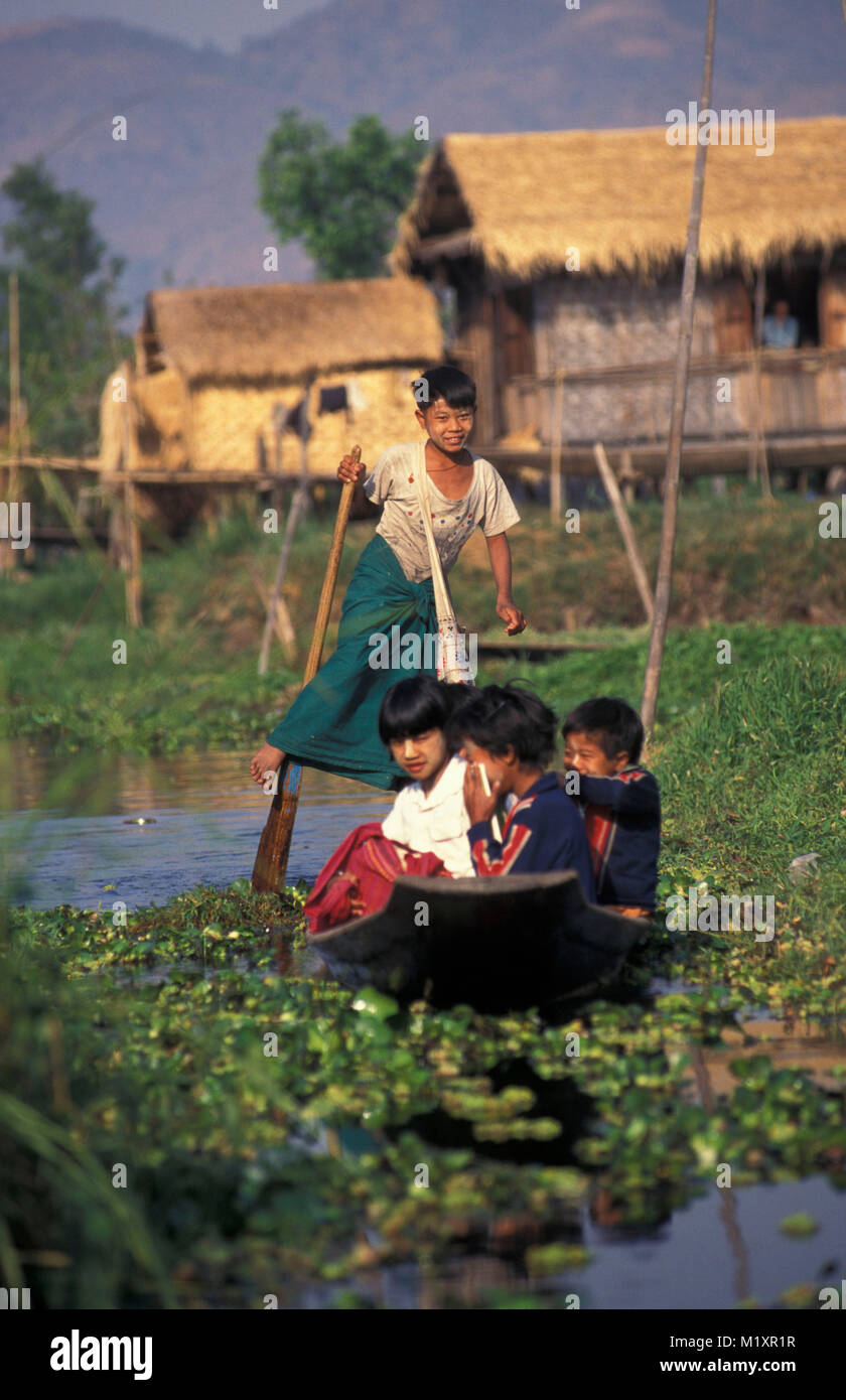 Myanmar (Birmania). Lago Inle. I bambini che vanno a scuola. Trasporto tradizionale e tipica imbarcazione. Foto Stock