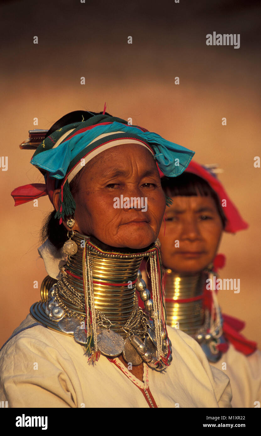 Myanmar (Birmania). Loikaw. Le donne della tribù Padaung, chiamato anche Giraffe-le donne. Ritratto. Foto Stock