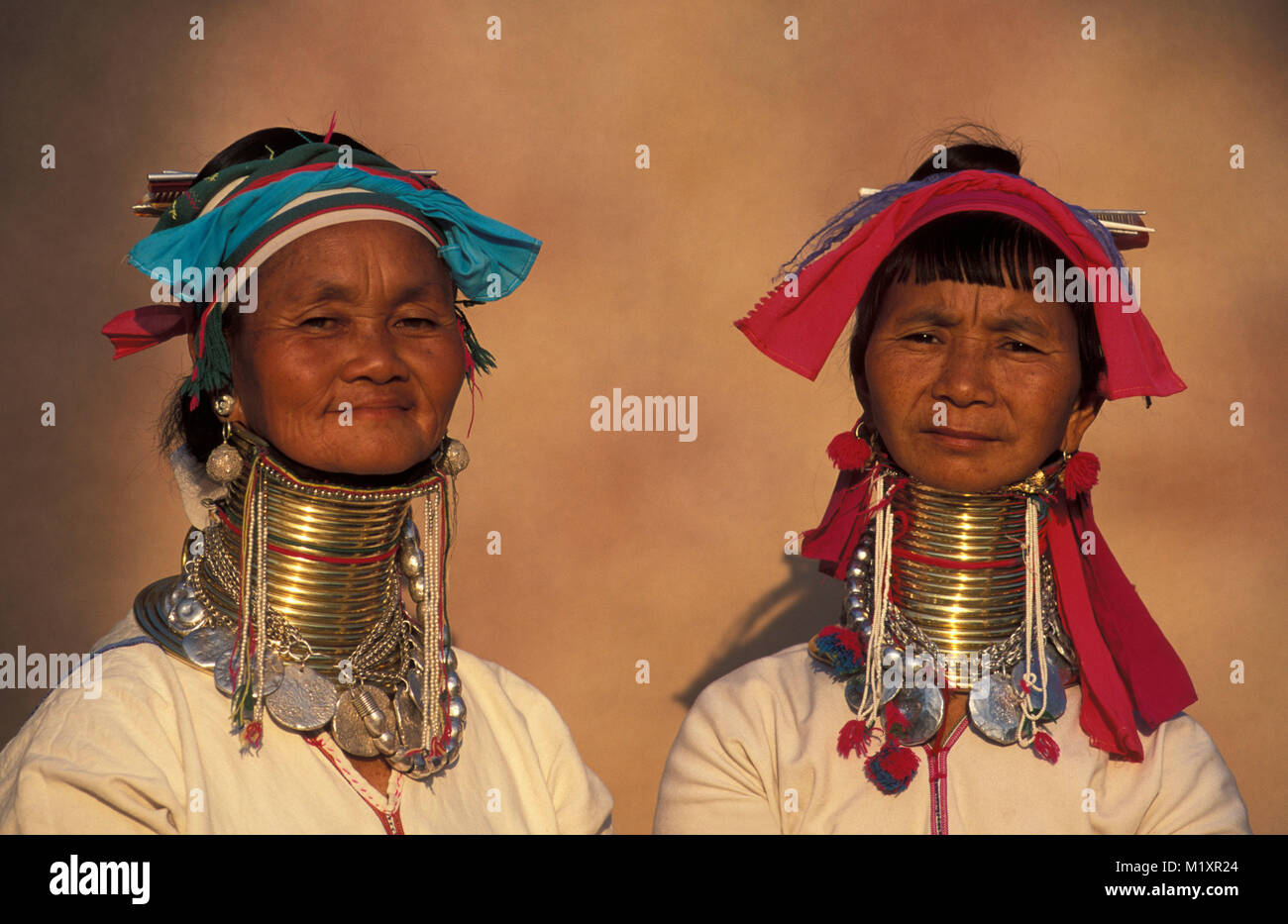 Myanmar (Birmania). Loikaw. Le donne della tribù Padaung, chiamato anche Giraffe-le donne. Ritratto. Foto Stock