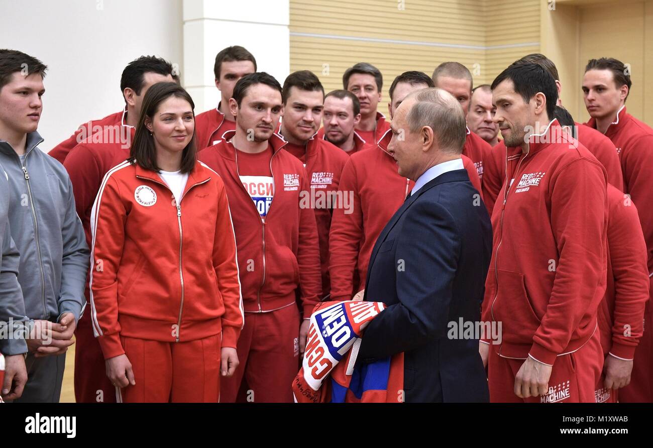 Il presidente russo Vladimir Putin chat con gli atleti in competizione nella PyeongChang Olimpiadi invernali di gennaio 31, 2018 in Novo-Ogaryovo, Mosca, Russia. Il Comitato olimpico internazionale ha vietato la Russia da competizione in modo gli atleti saranno presenti sotto la denominazione di atleta olimpico dalla Russia. Foto Stock