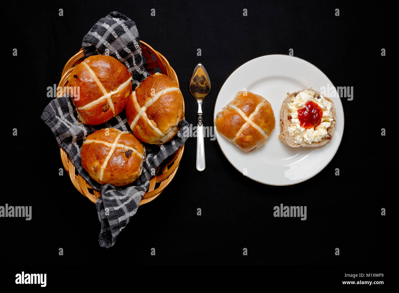 Pasqua Hot Cross Ciambelle con marmellata e clotted cream Foto Stock