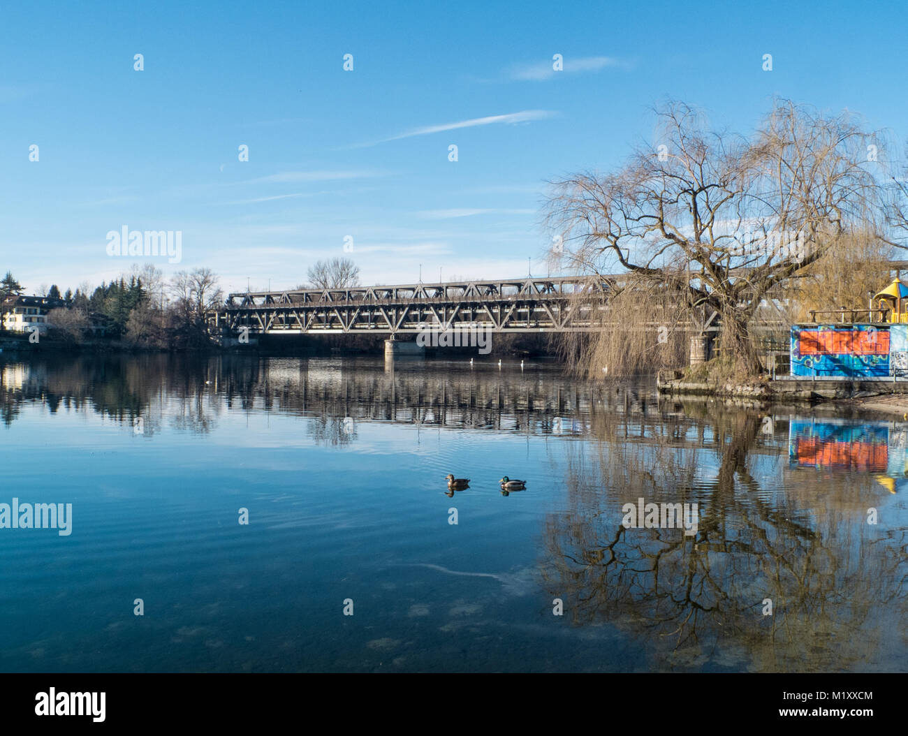 Sesto Calende, Lombardia, Italia, ponte di ferro sul fiume Ticino che