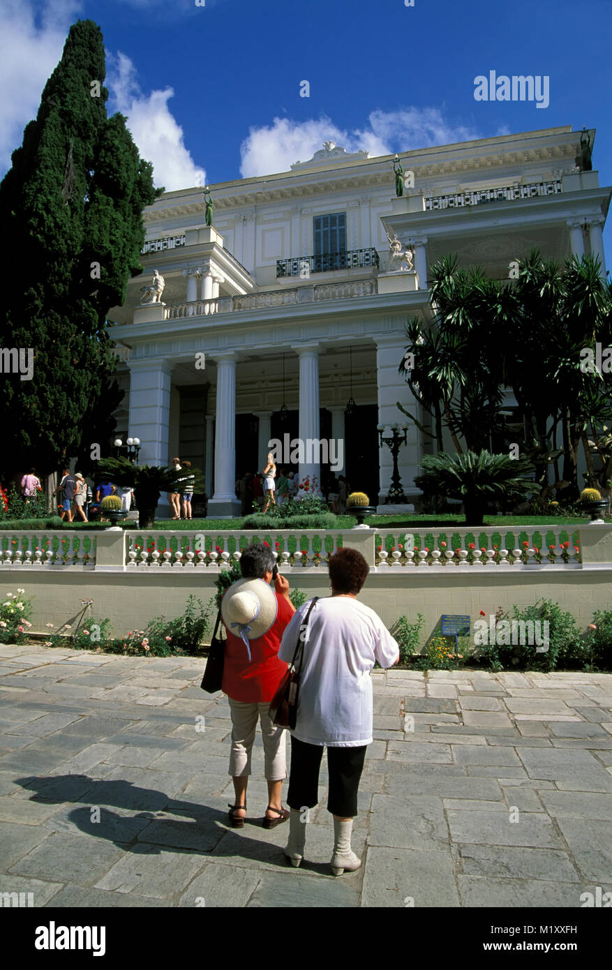 I visitatori di fronte palazzo Achillion, Corfù, Grecia, Europa Foto Stock
