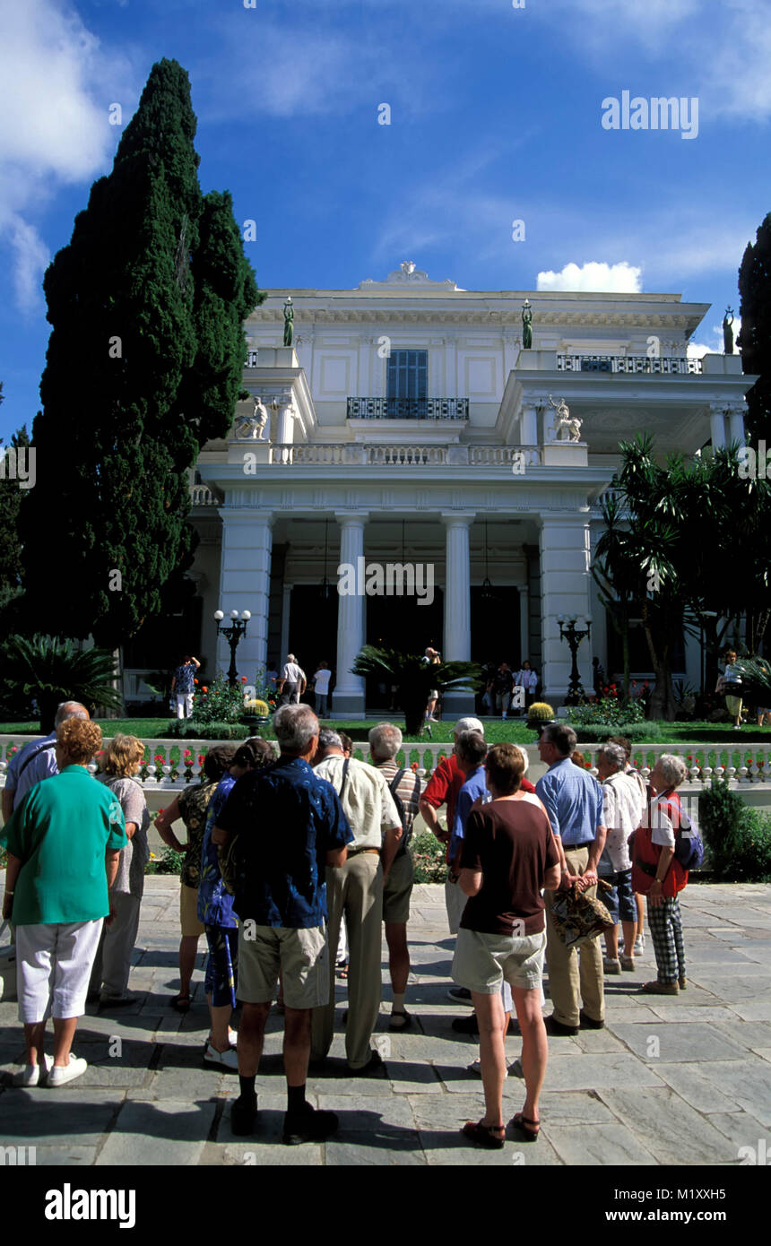 I visitatori di fronte Achillion, Corfù, Grecia, Europa Foto Stock