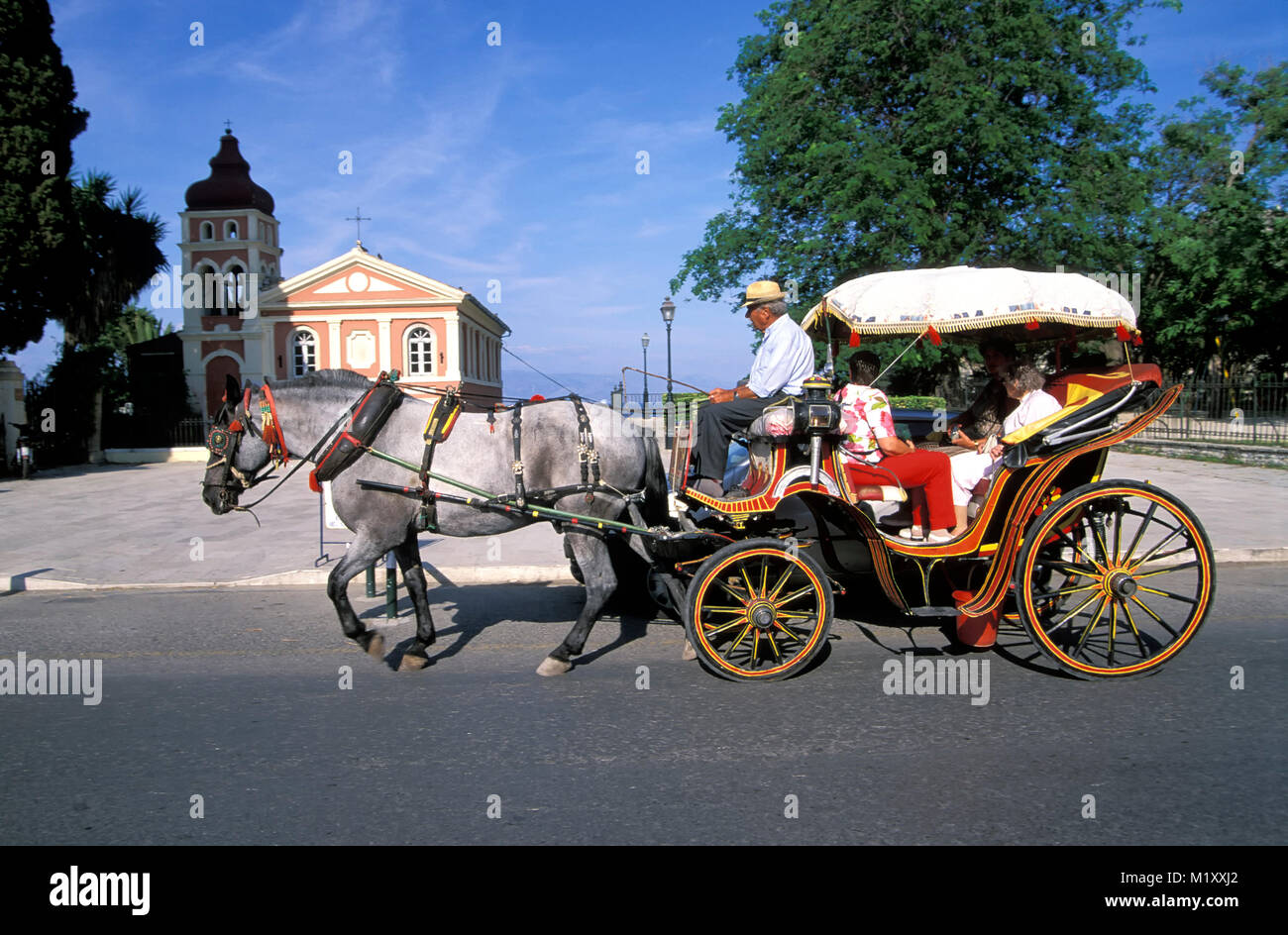 Carrige con turisti in Corfù Corfù, Grecia, Europa Foto Stock