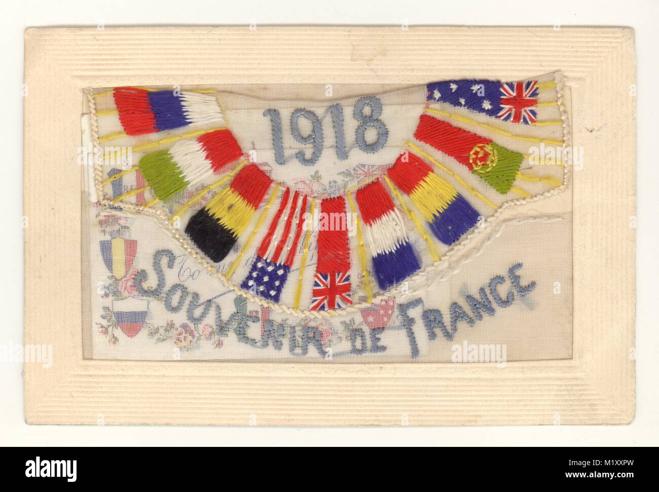WW1 era seta ricamata card, intitolato 'Souvenir de France', con le forze alleate bandiere, datata 1918, inviato a casa da soldato britannico, realizzato a Parigi, 1918 Foto Stock