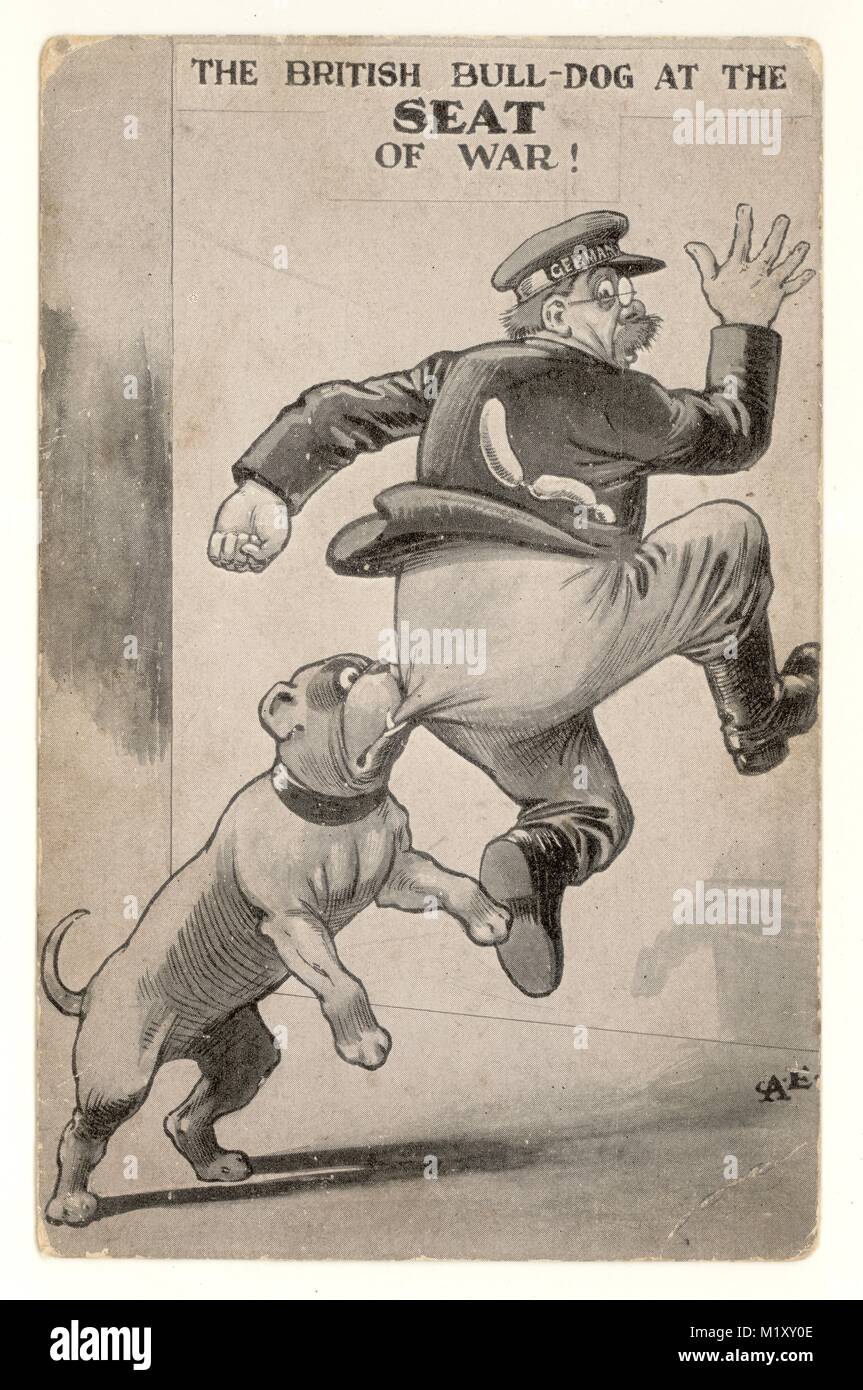 Patriotic WW1 cartolina "British Bulldog presso la sede di guerra", funzionario tedesco la Germania ha scritto sulla fascia del suo cappuccio. U.K. circa 1914 - 1918 Foto Stock