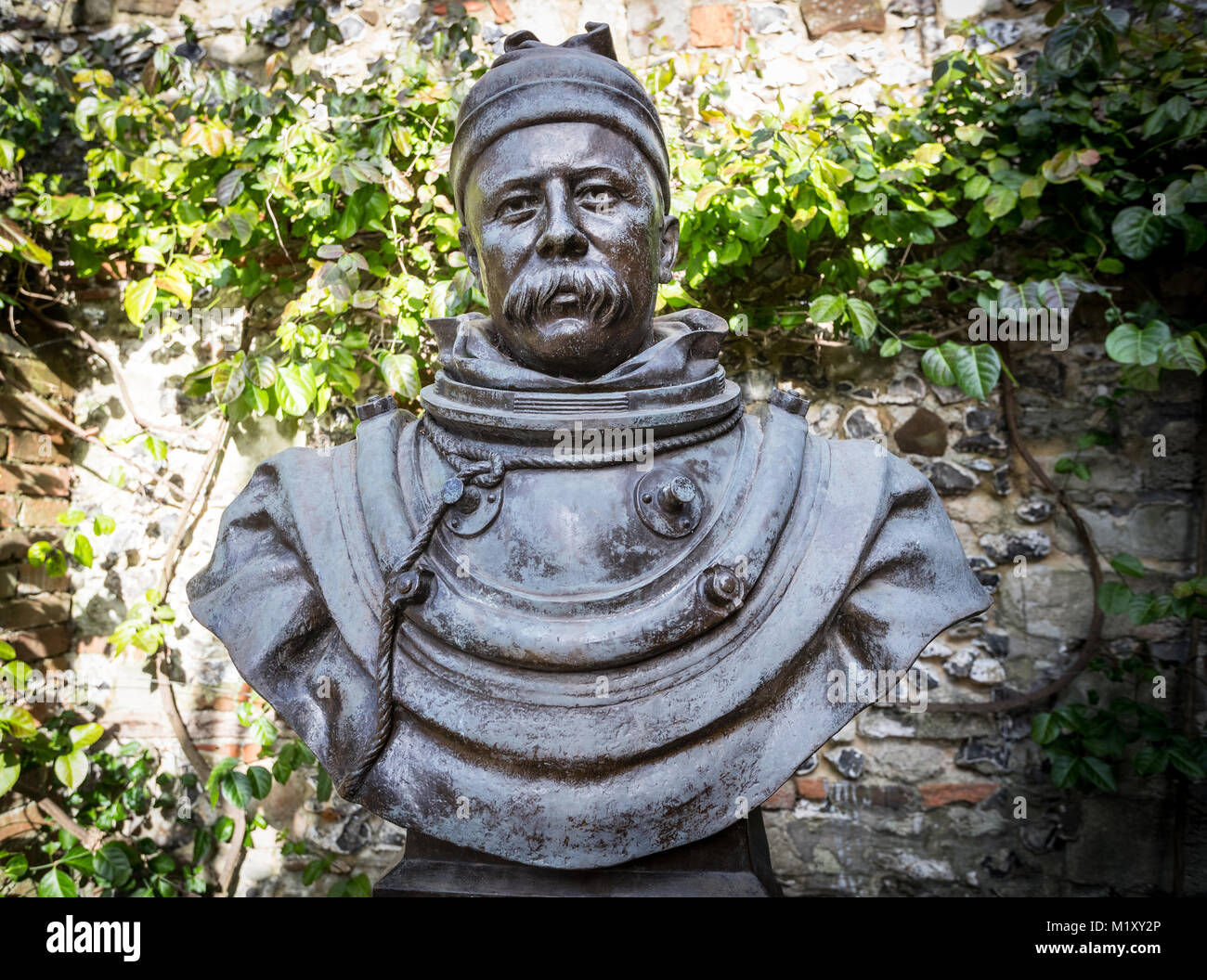 Statua di William Walker, un profondo mare subacqueo che ha lavorato sotto acqua per sei anni per sostenere il saturo di acqua delle fondazioni della Cattedrale di Winchester Foto Stock