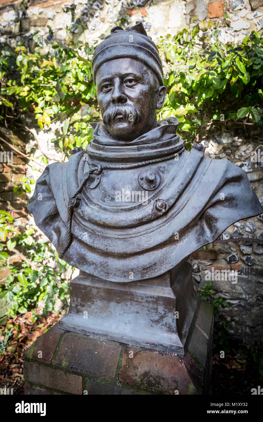 Statua di William Walker, un profondo mare subacqueo che ha lavorato sotto acqua per sei anni per sostenere il saturo di acqua delle fondazioni della Cattedrale di Winchester Foto Stock