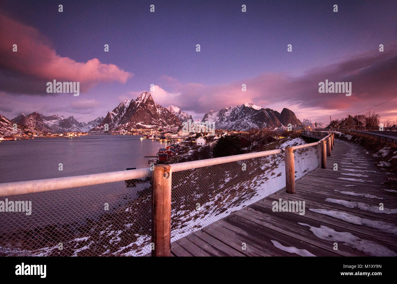 Alba sopra il villaggio di pescatori di Reine su Moskenesøya nelle Isole Lofoten della Norvegia Foto Stock