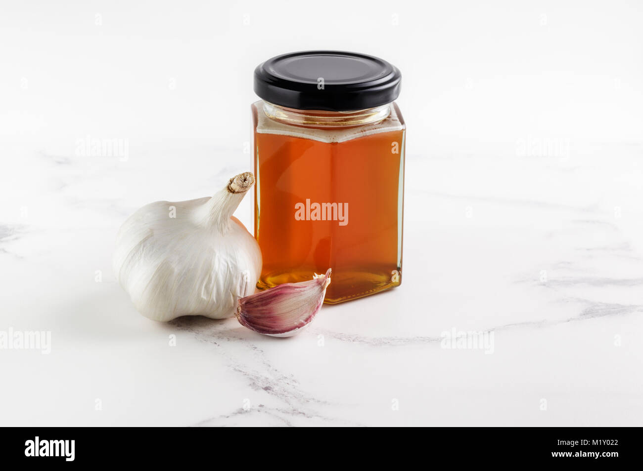 Miele e aglio ,ingredienti per un naturale antisettico Remedy Foto Stock