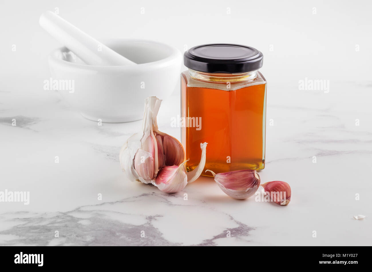 Miele e aglio ,ingredienti per un naturale rimedio preventiva Foto Stock