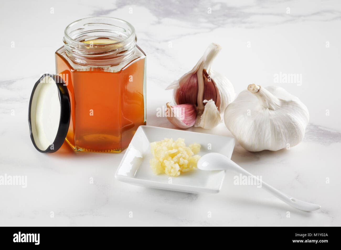 Miele e aglio ,ingredienti per un naturale rimedio preventiva Foto Stock