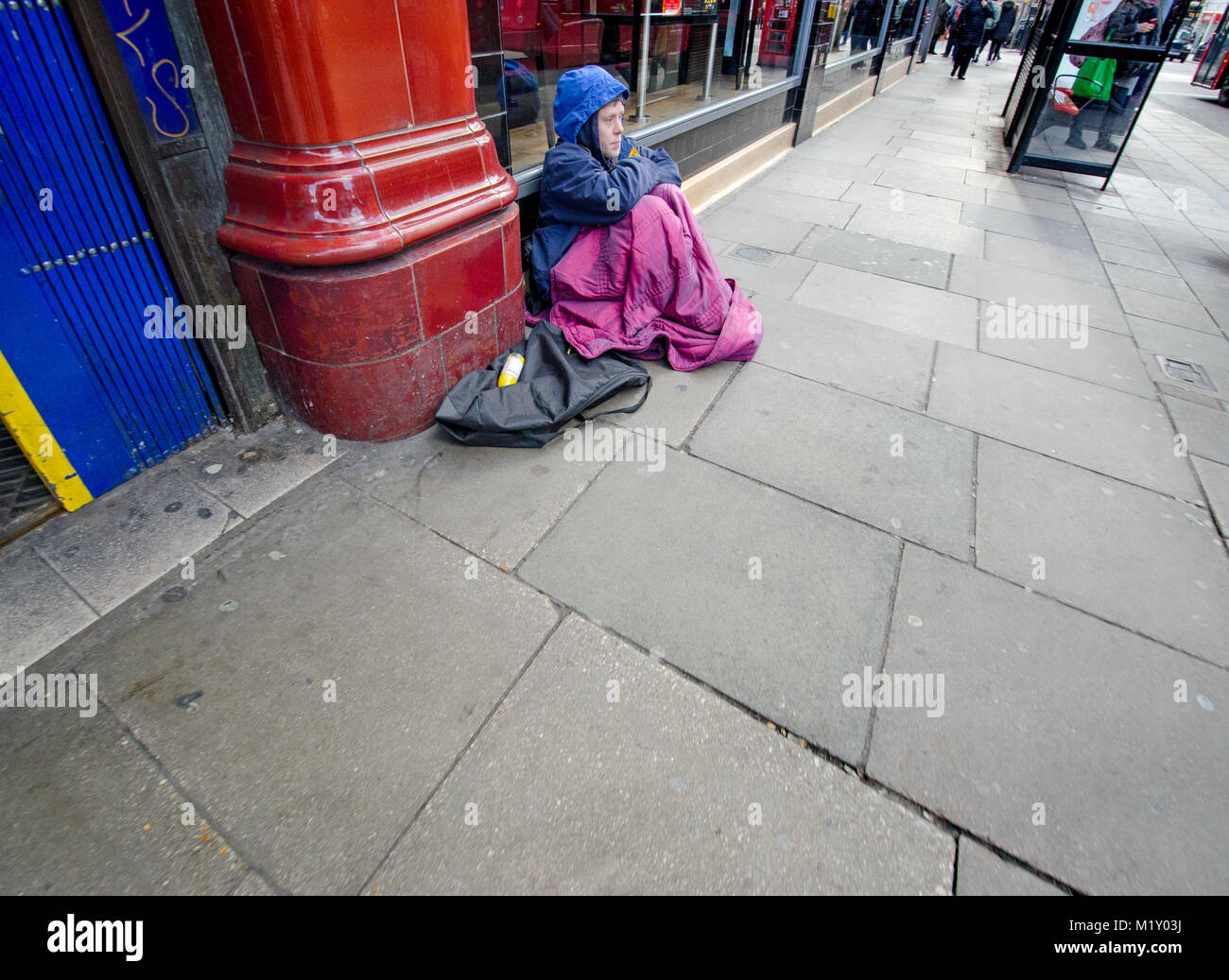 Londra, Inghilterra, Regno Unito. Senzatetto uomo sulla strada nel centro di Londra Foto Stock