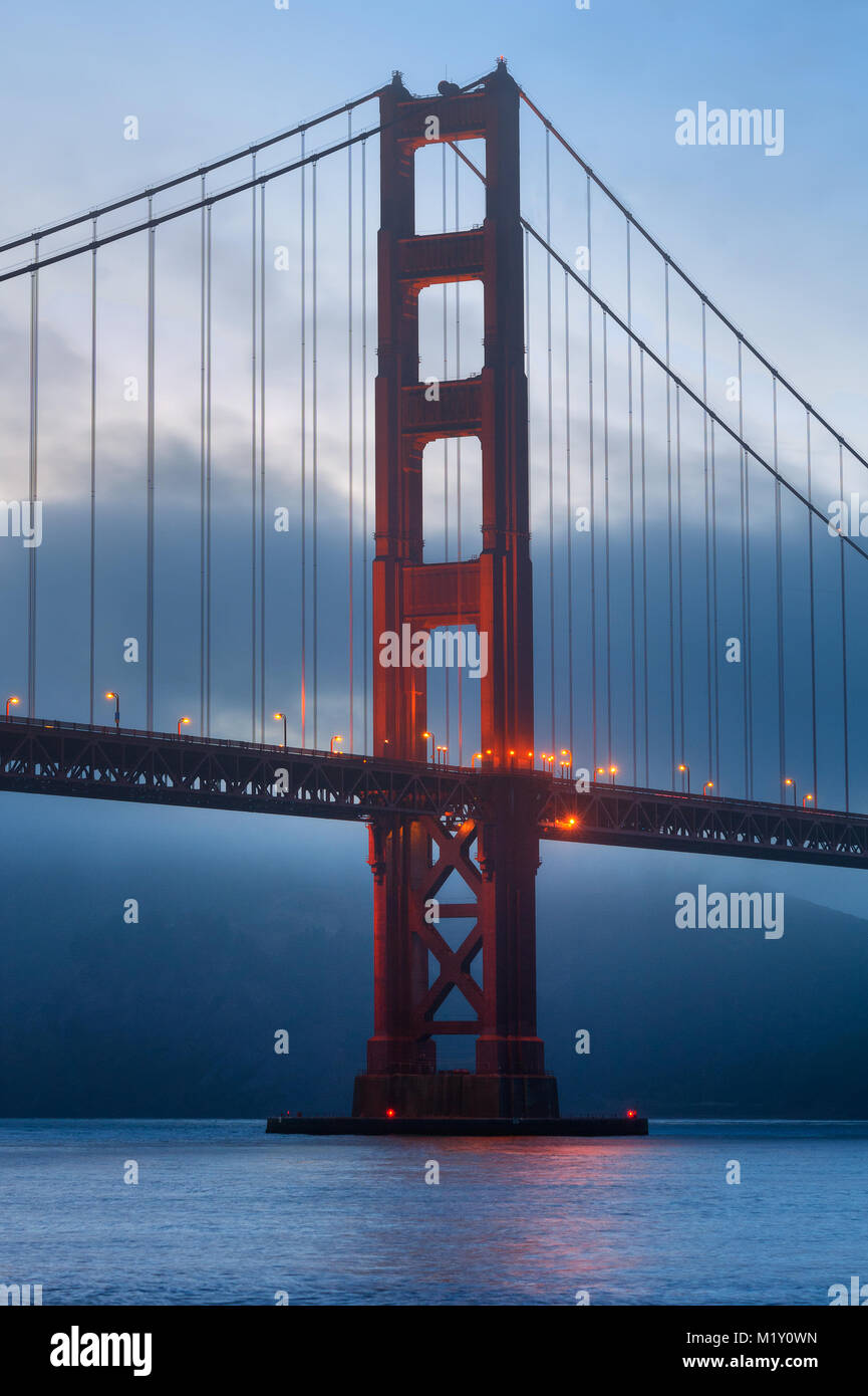 Close-up foto dell'iconico Golden Gate Bridge fotografato dopo il tramonto dal Fort Point Sito Storico Nazionale di San Francisco, CA. Foto Stock