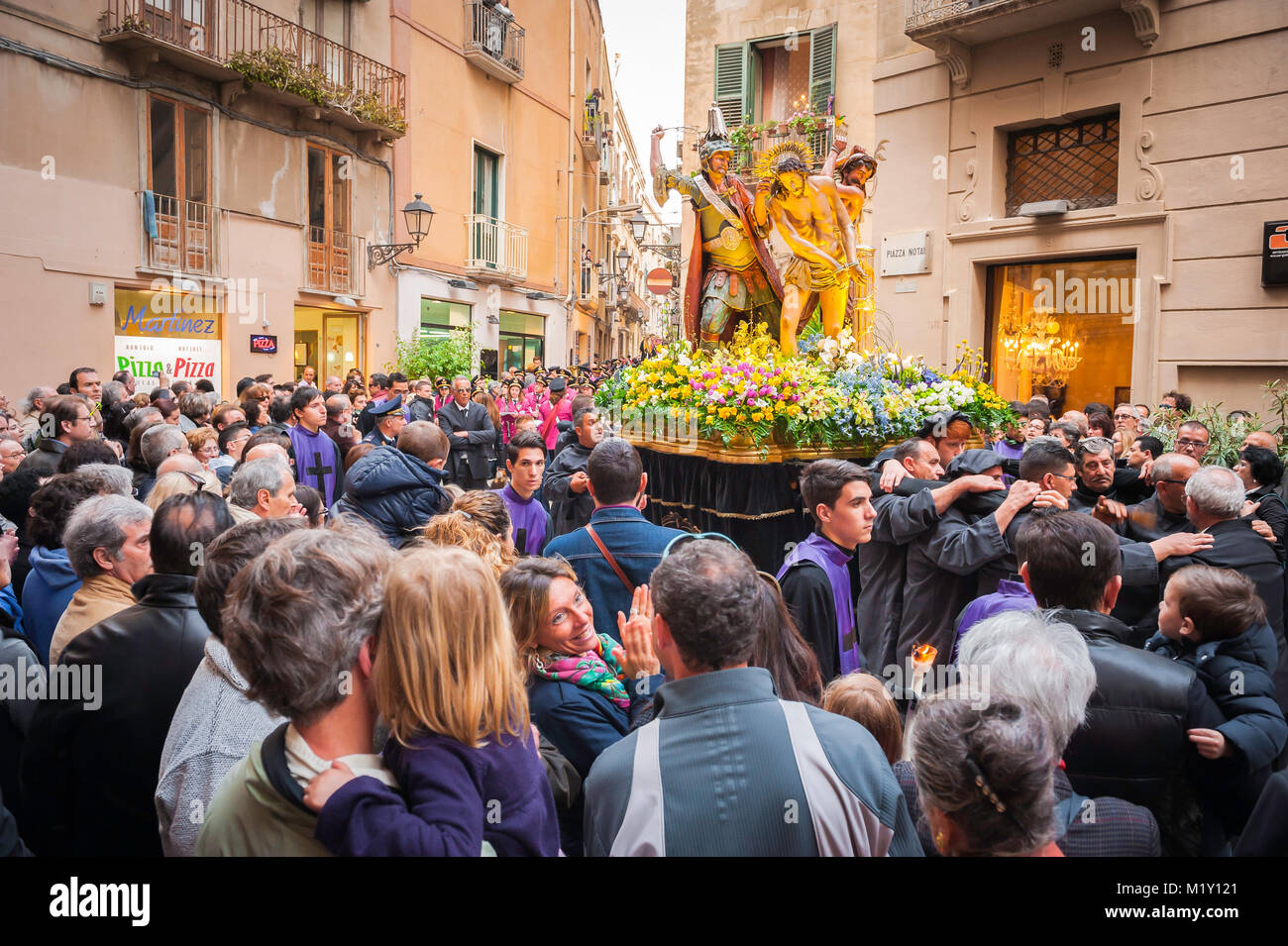 Pasqua a Trapani, vista delle folle lungo il percorso della famosa Processione pasquale di 24 ore (Settima Santa) nelle vie storiche di Trapani, Sicilia. Foto Stock