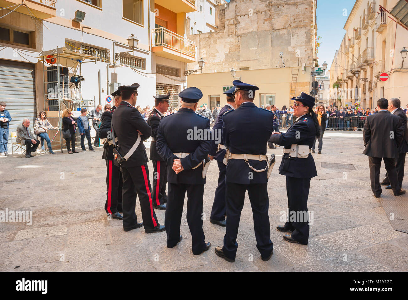 Trapani Pasqua, un gruppo del siciliano ufficiali della polizia di Trapani chat prima dell'inizio della processione di Pasqua il venerdì santo, in Sicilia. Foto Stock