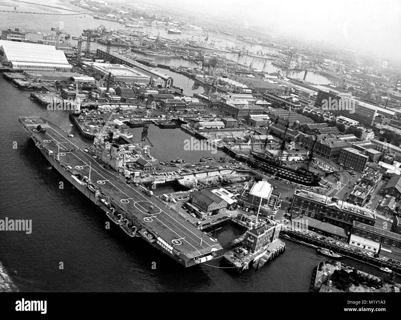 AJAXNETPHOTO. 19Luglio, 1972. PORTSMOUTH, Inghilterra. - La proliferazione incontrollata di base navale - PORTSMOUTH DOCKYARD guardando a nord-est verso Whale Island in lontananza, parte superiore. In primo piano a sinistra è il vettore di elicottero HMS baluardo e centro destra, HMS Victory nel vecchio nr.2. DOCK. Foto:JONATHAN EASTLAND/AJAX REF:357241 02 Foto Stock