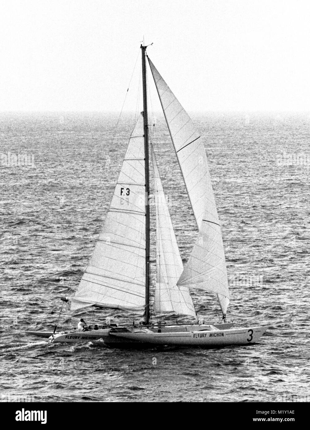 AJAX NEWS FOTO. 1982. ST. MALO, Francia. - ROUTE DU RHUM - GARA - FLEURY MICHON all'inizio. Foto:JONATHAN EASTLAND/AJAX REF:821007 10 Foto Stock