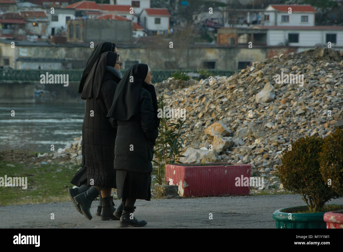 La vita come missionari - tre monache di visitare i quartieri poveri Foto Stock