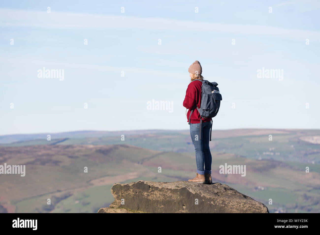 Regno Unito, Derbyshire, Peak District Nationa Park, una permanente walkder ammirando teh vista dal bordo Stanage. Foto Stock