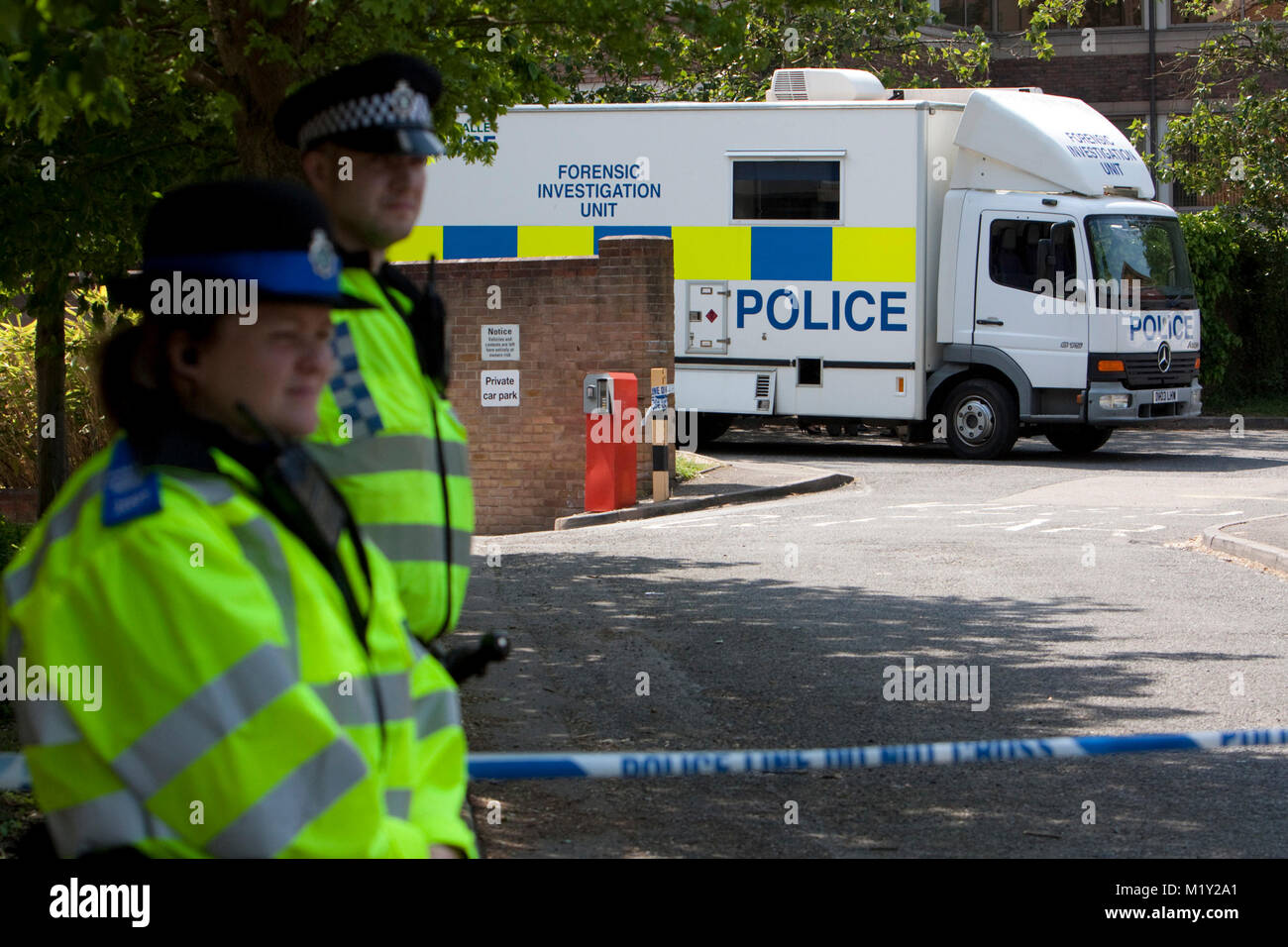 © ricca BOWEN 27/05/2012. Bracknell, Berkshire, Regno Unito La Thames Valley Police ha lanciato un'indagine su una morte sospetta dopo la scoperta del corpo di una donna in Bracknell questa mattina (27/5/2012). Forze di polizia sono chiamati a un indirizzo in Bay Drive, Bullbrook appena prima del 8am dove hanno scoperto un corpo di una donna nel suo ventenne. Lei è stato dichiarato morto in scena dal personale paramedico Credito Foto : ricco Bowen Foto Stock