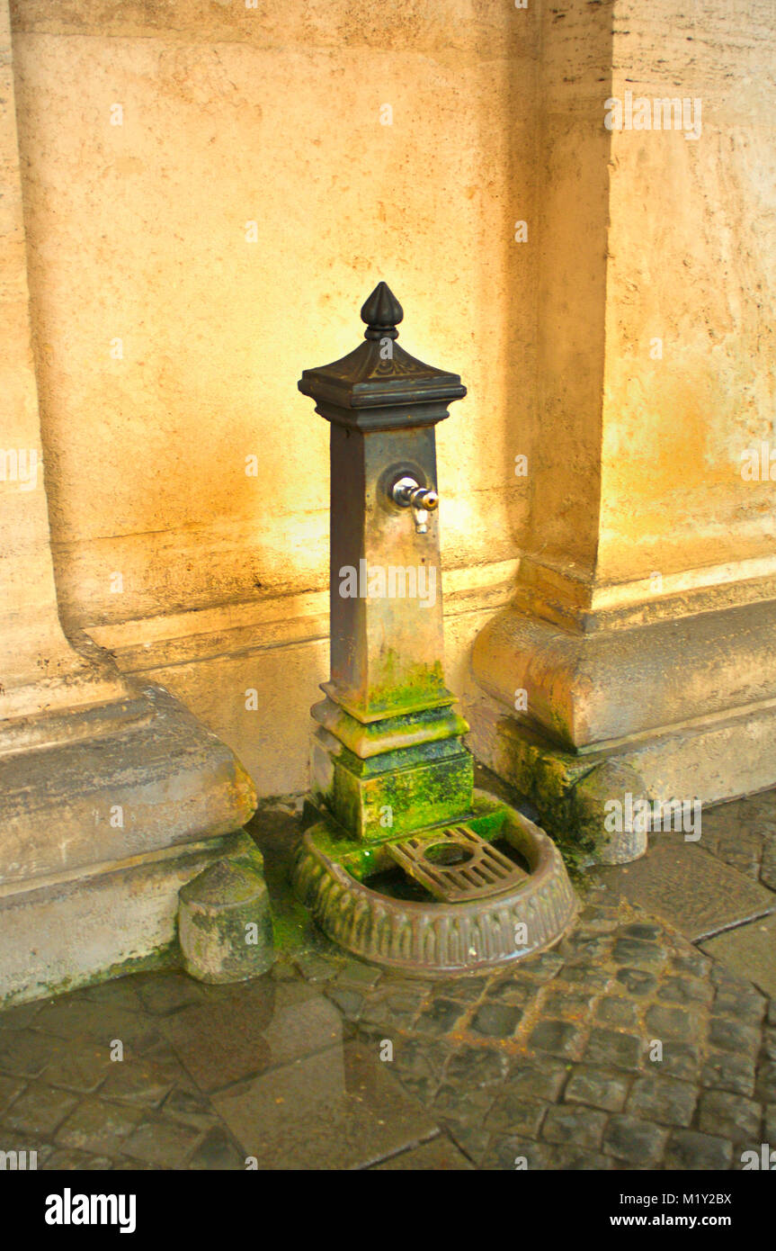 Utilitaria fontana potabile presso il Vaticano, Roma Foto Stock