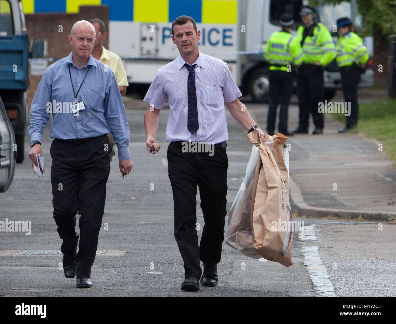 © ricca Bowen. 27/05/2012. Bracknell, Berkshire, Regno Unito La polizia borse e zaini lontano dalla scena in cui il corpo di 20 anni, la donna è stata trovata questa mattina (27/5/2012). Forze di polizia sono chiamati a un indirizzo in Bay Drive, Bullbrook appena prima del 8am dove hanno scoperto un corpo di una donna nel suo ventenne. Lei è stato dichiarato morto in scena dal personale paramedico Credito Foto : ricco Bowen Foto Stock