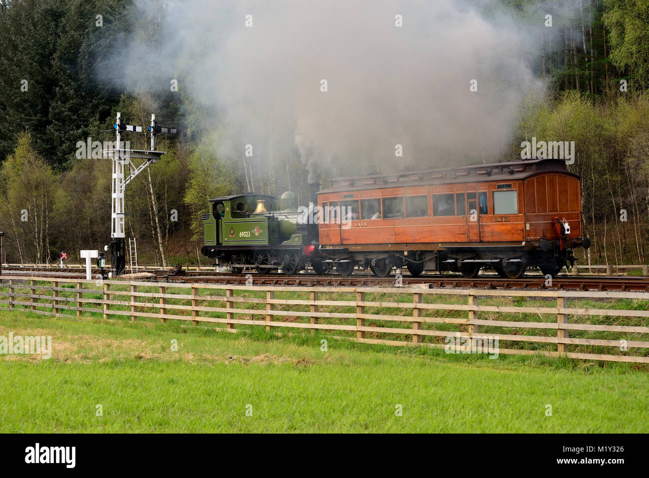 Esecuzione di bunker prima, LNER Classe J72 n. 69023 'Josem" rende un smoky partenza dalla stazione Levisham sulla North Yorkshire Moors Railway. Foto Stock