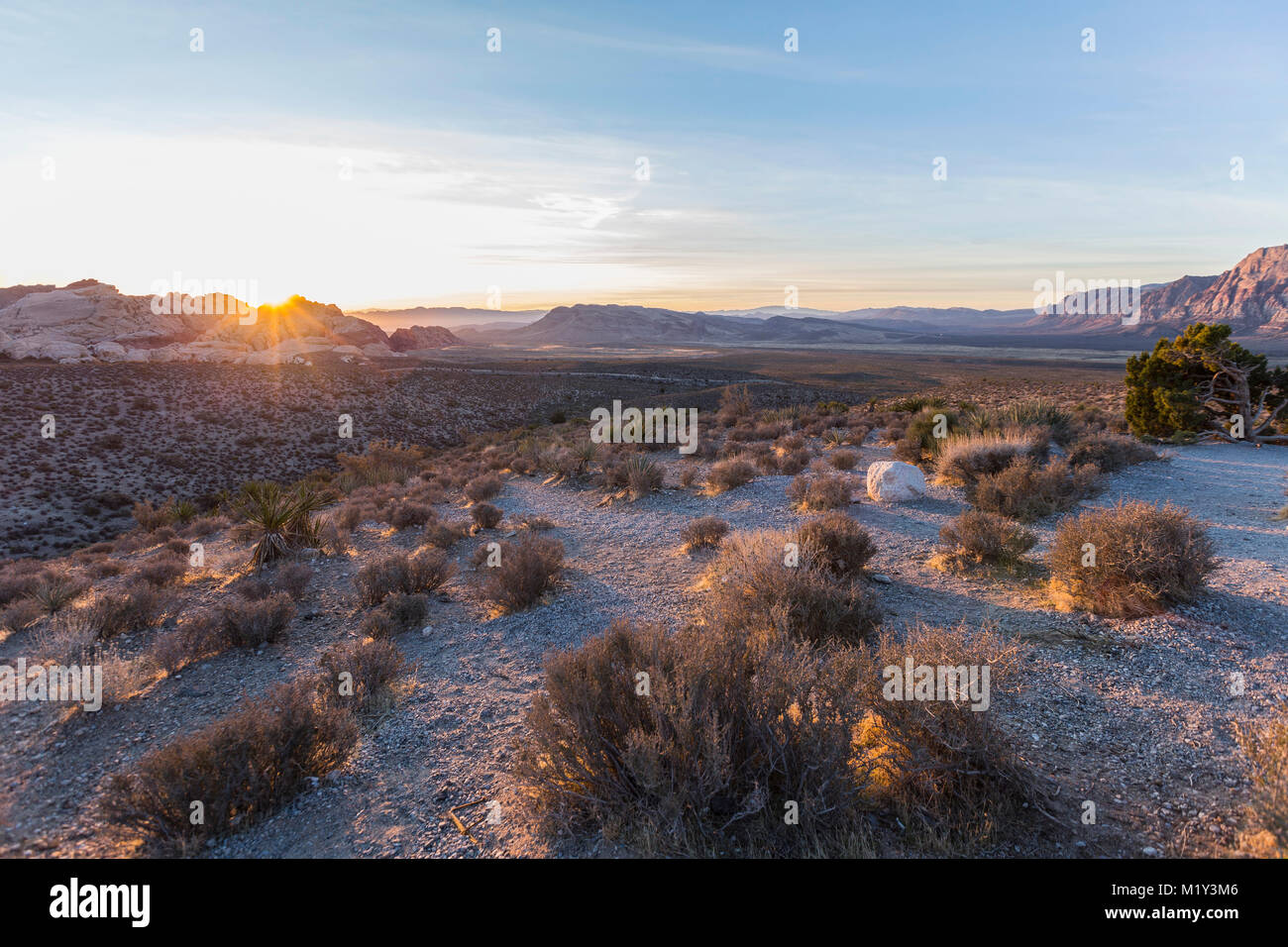 Sunrise dietro il calicò rocce al Red Rock Canyon National Conservation Area vicino a Las Vegas, Nevada. Foto Stock