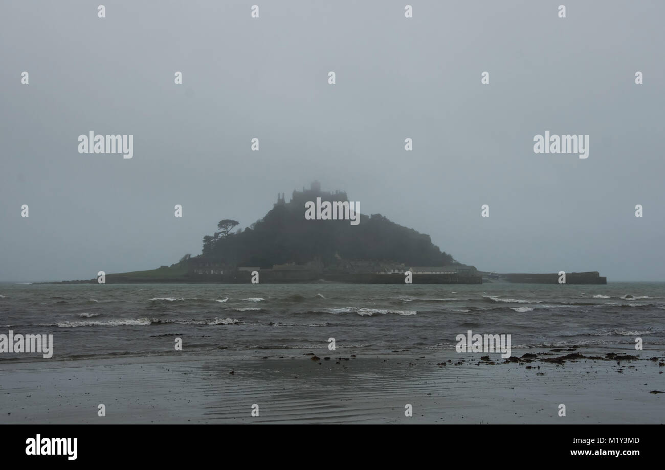 St Michael's Mount, Marazion, Cornwall. Prese su un molto umido e di foschia mattutina, andarono a visitare il castello purtroppo non ha fatto controllare gli orari delle maree Foto Stock