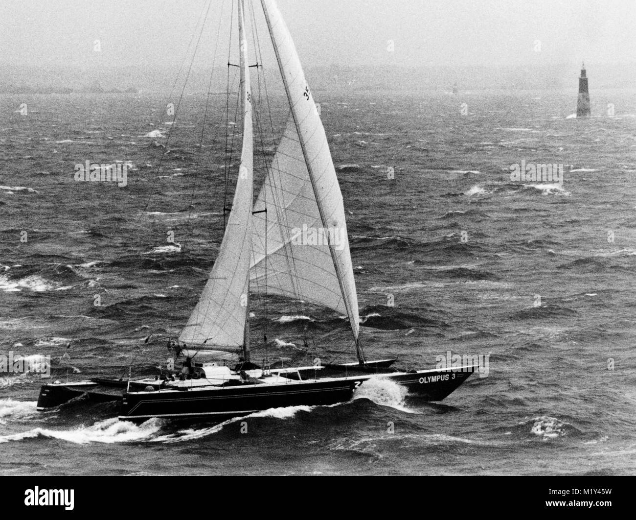 AJAXNETPHOTO. 1982. ST.MALO, Francia. - ROUTE DU RHUM - GARA - OLYMPUS 3 skipper di ROBIN KNOX JOHNSTON, capi canale di discesa. Foto:JONATHAN EASTLAND/AJAX REF:HDD/YA/OLYMPUS 3/RDR 82 Foto Stock