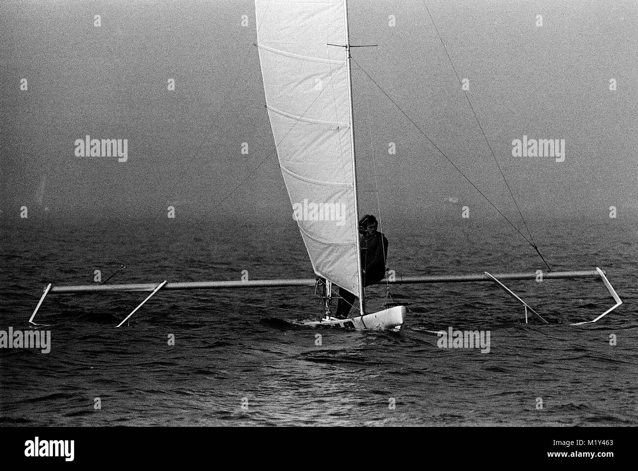 AJAXNETPHOTO.OTT,1978. PORTLAND, Inghilterra. - WEYMOUTH SPEED WEEK - fino dal cielo (SIMON SANDERSON) sul porto di Portland. Foto:JONATHAN EASTLAND/AJAX REF:2781310 20102 Foto Stock