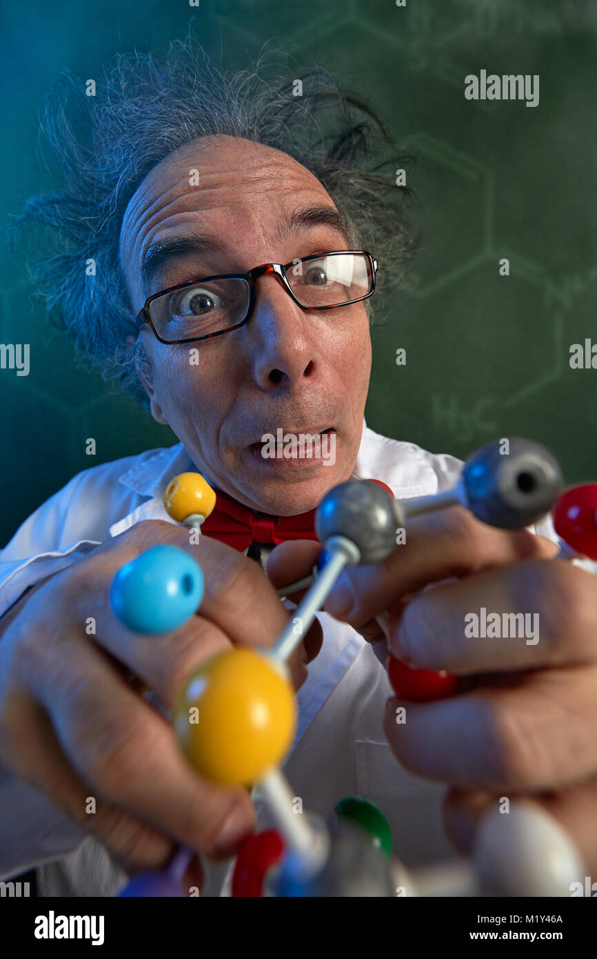 Lo scienziato pazzo a studiare la struttura molecolare della molecola modello Foto Stock