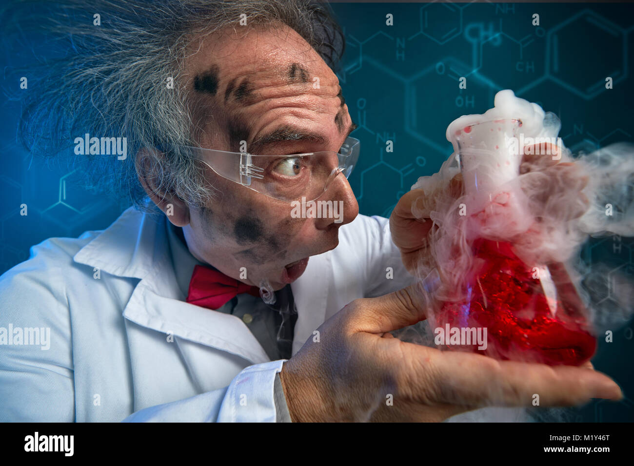 Lo scienziato pazzo hysteric guardando esperimento esplosa Foto Stock