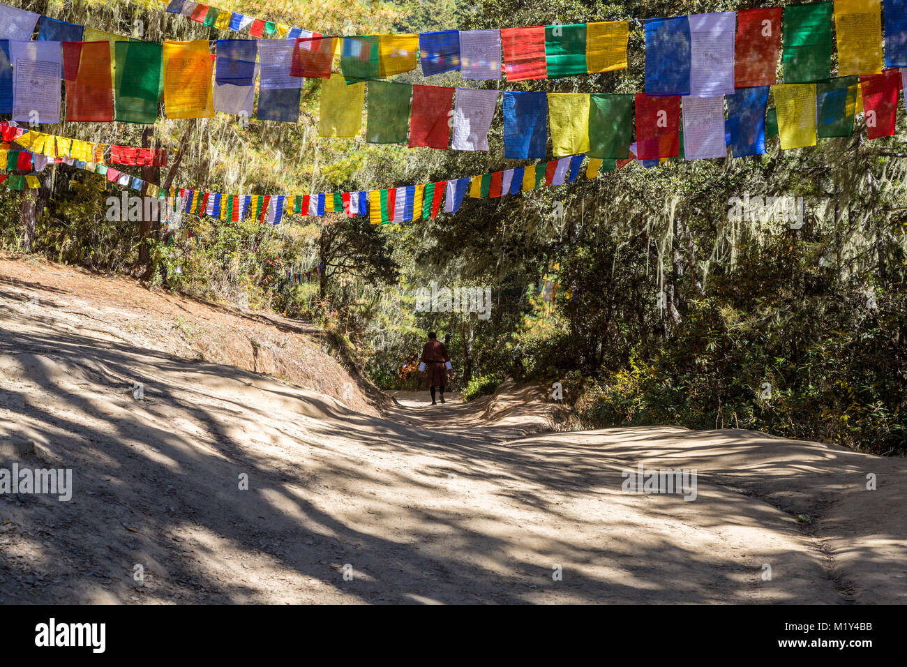 Paro, Bhutan. Sentiero per Tiger's Nest monastero. Bandiere di preghiera. Foto Stock