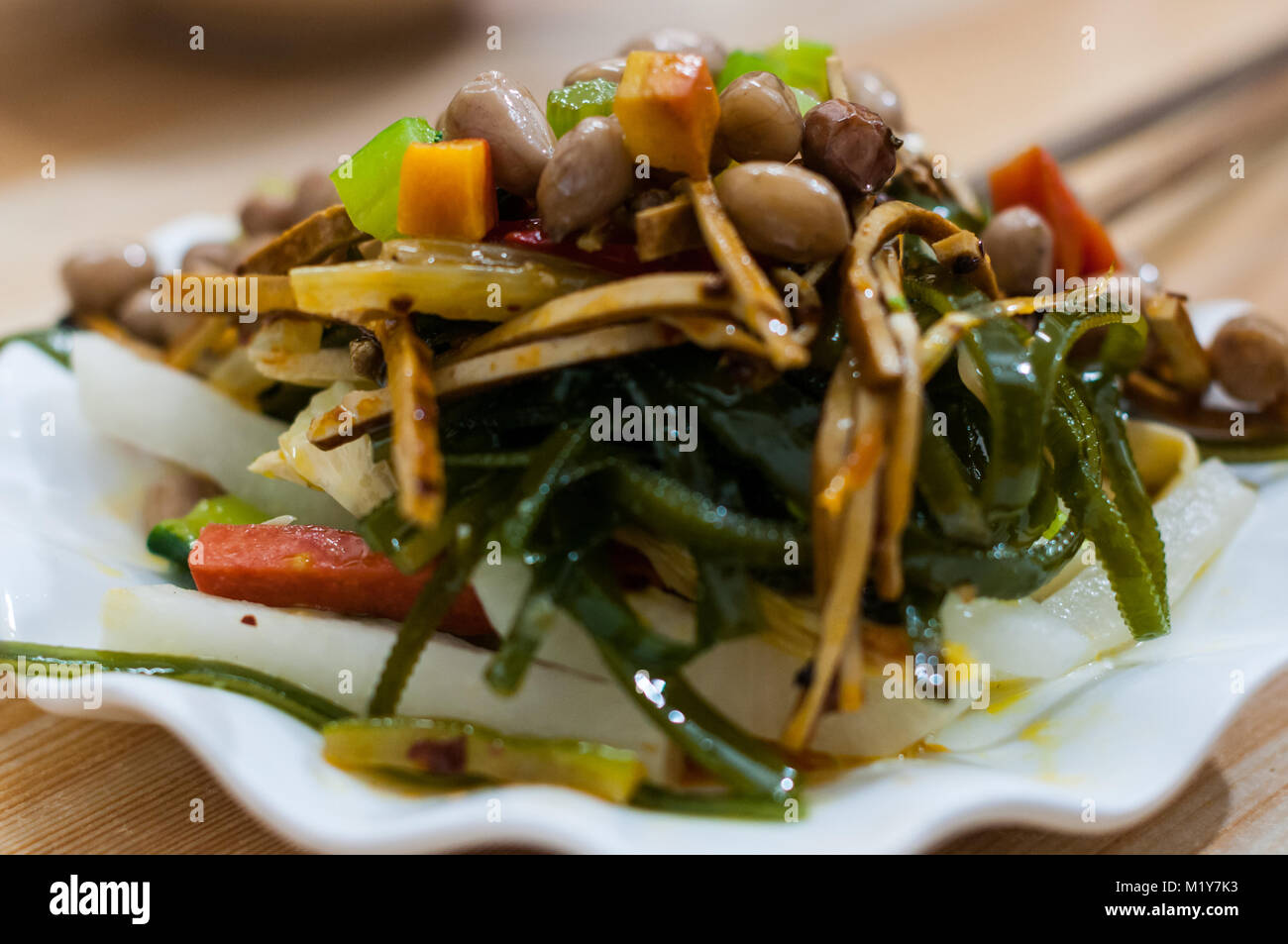 Un antipasto freddo piatto costituito da alghe, arachidi, tofu essiccato e altri ingredienti come si vede nei vicoli del quartiere musulmano di Xi'an, Chi Foto Stock