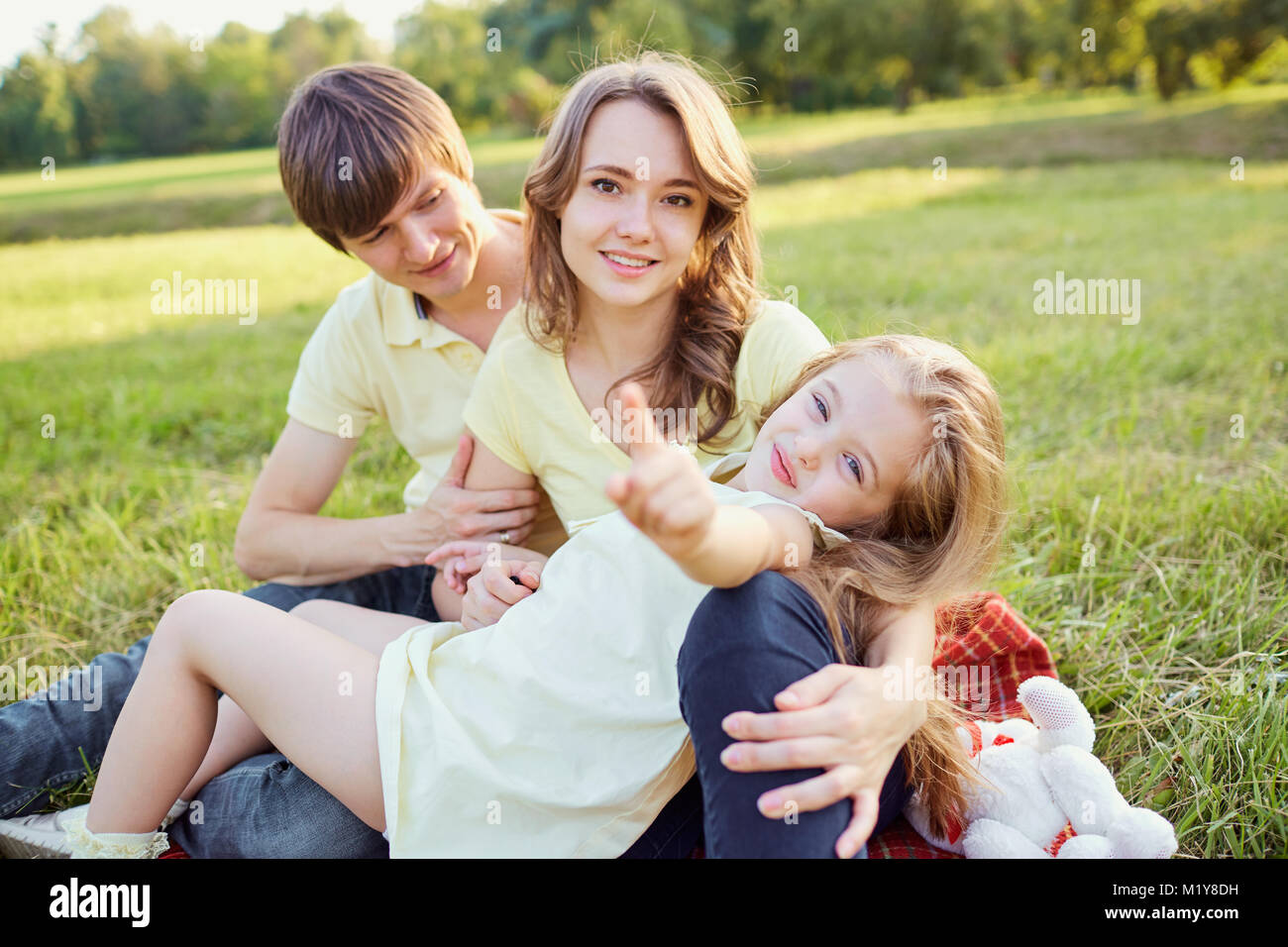 La famiglia felice nel parco . Foto Stock