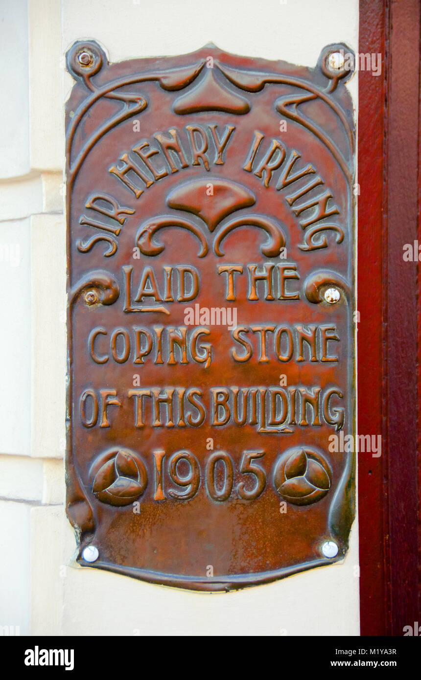 Londra, Inghilterra, Regno Unito. La placca di rame all'entrata di Wong Kei ristorante, 41 Wardour Street, originariamente Clarkson il costume teatrale Shop. Foto Stock