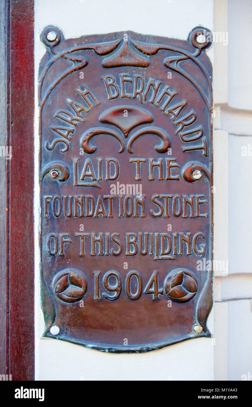 Londra, Inghilterra, Regno Unito. La placca di rame all'entrata di Wong Kei ristorante, 41 Wardour Street, originariamente Clarkson il costume teatrale Shop. Foto Stock