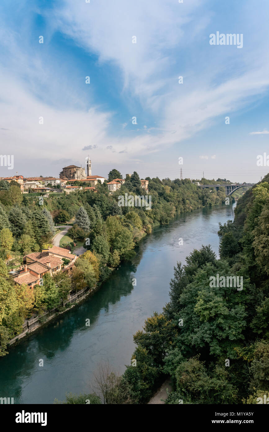 Adda è un fiume nel Nord Italia, un affluente del Po. Sorge nelle Alpi vicino al confine con la Svizzera e scorre attraverso il lago di Como Foto Stock