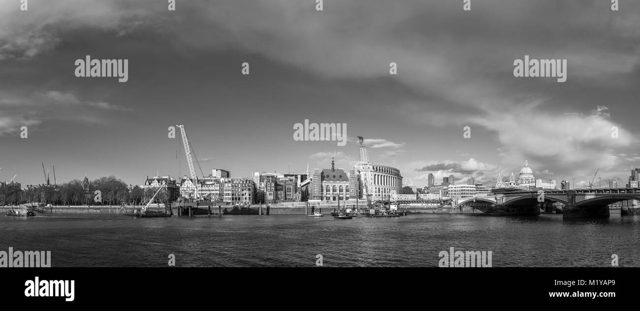 Gru su Blackfriars Bridge foreshore su Victoria Embankment, Londra lavorando per costruire il nuovo Super di fognature e un nuovo molo di Thames Clippers Foto Stock