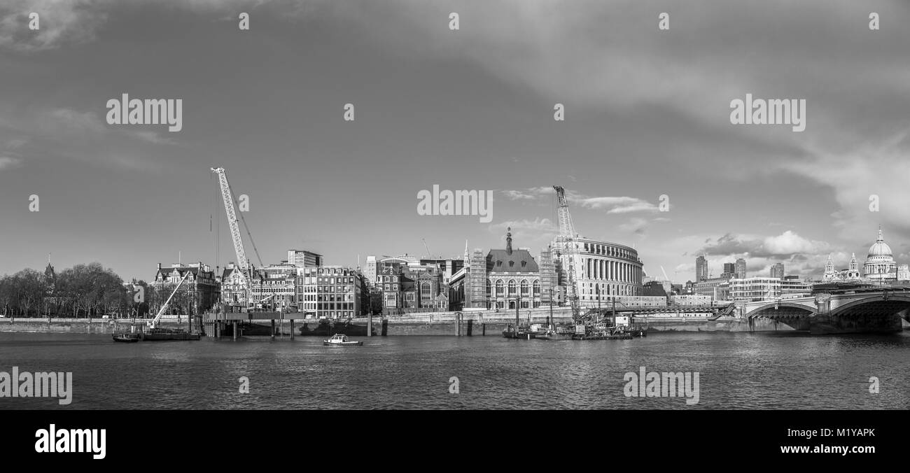 Gru su Blackfriars Bridge foreshore su Victoria Embankment, Londra lavorando per costruire il nuovo Super di fognature e un nuovo molo di Thames Clippers Foto Stock