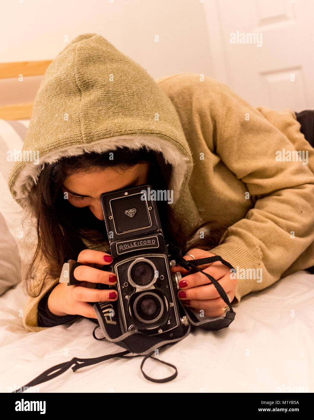 Ragazza con una Rolleicord Fotocamera Medio Formato Foto Stock